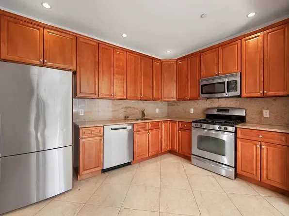 562 Court Street image 10 of 15