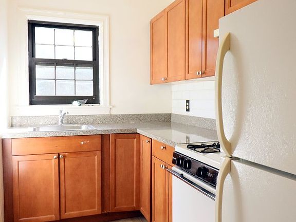 3rd image of 365 Parkview Ave #2M