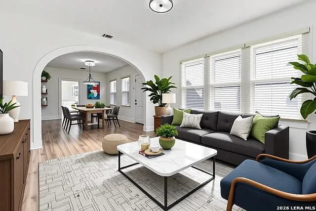 749 E Ashby Pl — Photo 3