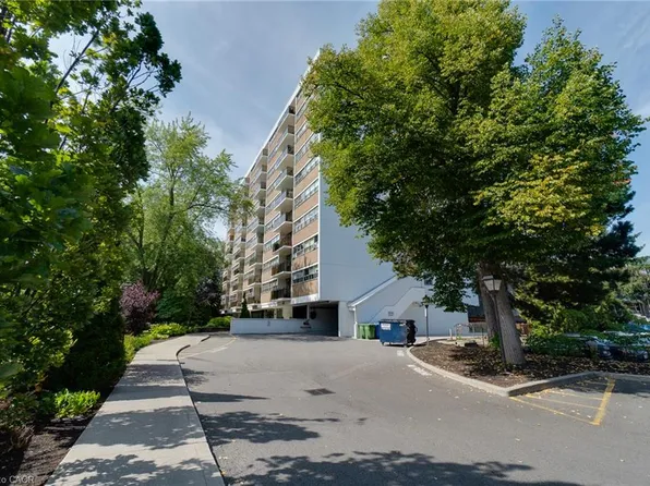 212 Kerr St #507, Oakville, ON L6K 3B1