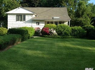 6 Brentwood Ln, Great Neck, NY 11023