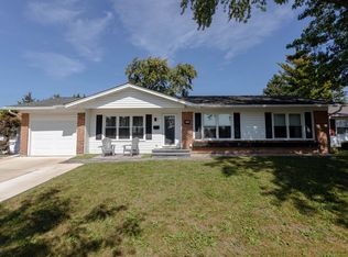 104 Parkchester Rd, Elk Grove Village, IL 60007