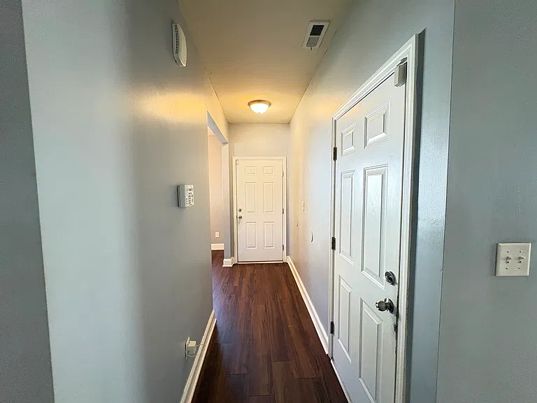 5 bed, 2.5 bath, 1723 sqft, $2,400 — Photo 2