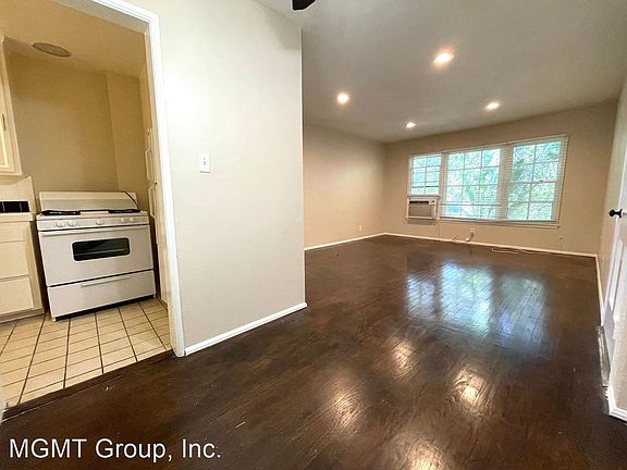 2nd image of 5935 Cahuenga Blvd APT C