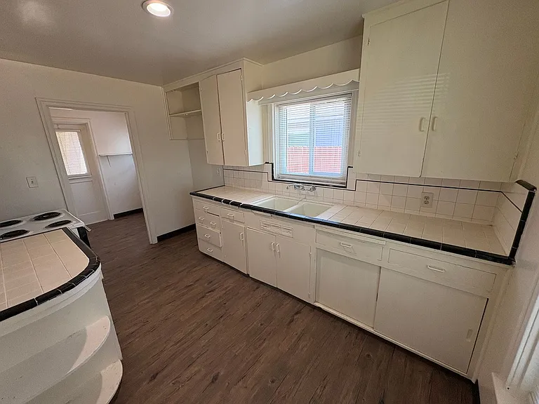 1216 N Conyer St — Photo 18