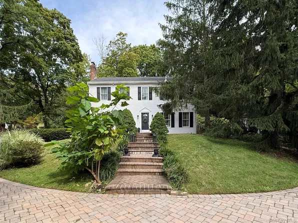 195 Cove Rd, Laurel Hollow, NY 11771