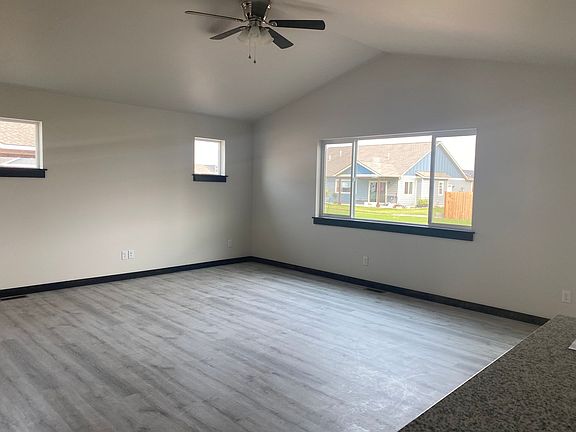 3rd image of 1522 Oakwood Dr