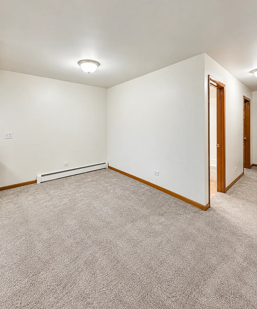 3 Bedroom, 2 Bathroom Apartment — Photo 4