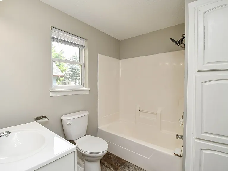 1115 N Duluth Ave — Photo 20