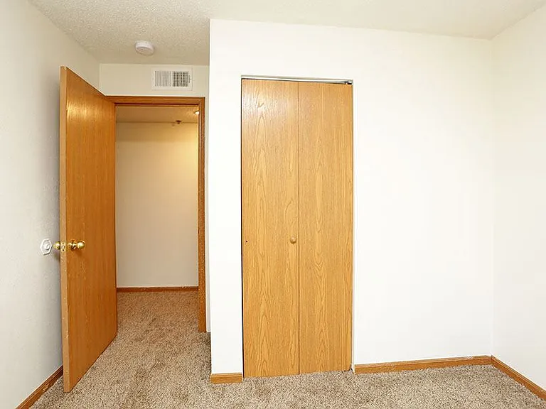 THE ARBORS APARTMENTS — Photo 10
