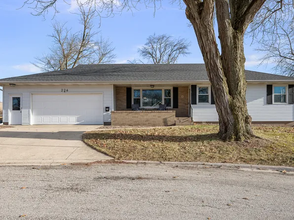 226 Hillcrest Dr, Geneseo, IL 61254