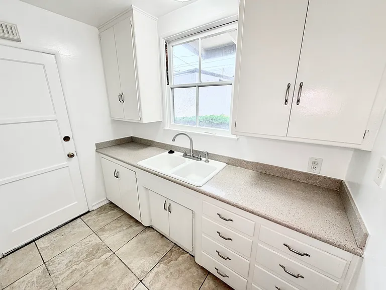 615 Linwood Ave — Photo 15