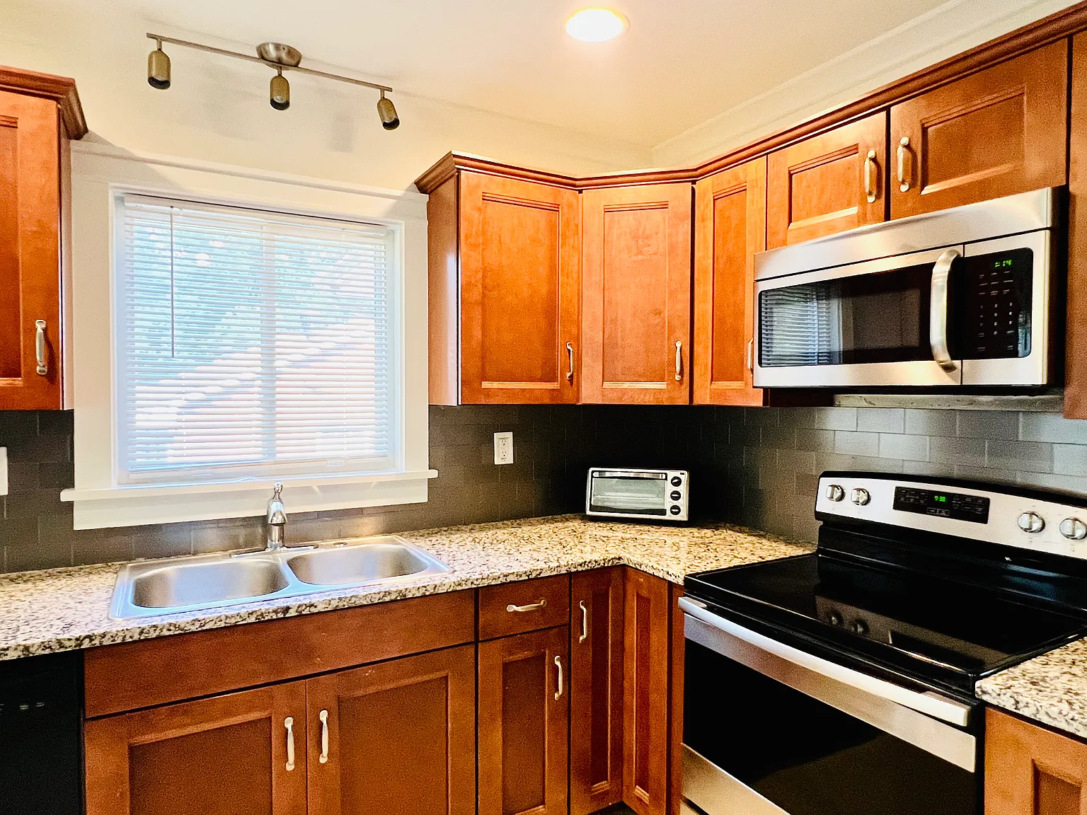 3 bed, 1.5 bath, 1512 sqft, $2,300 — Photo 4
