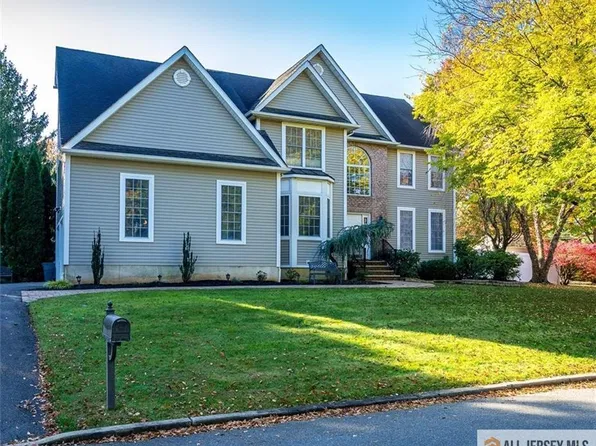 2 Helen Dr, Dayton, NJ 08810