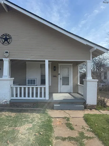1105 Bluff St Photo 1