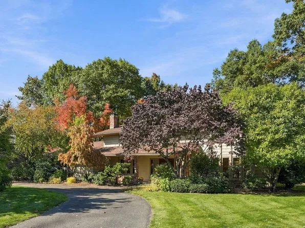 692 Wolf Swamp Rd, Longmeadow, MA 01106