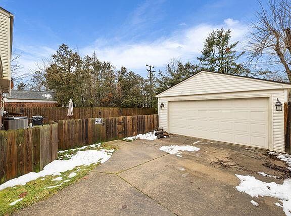 3rd image of 22931 Glenmoor Hts