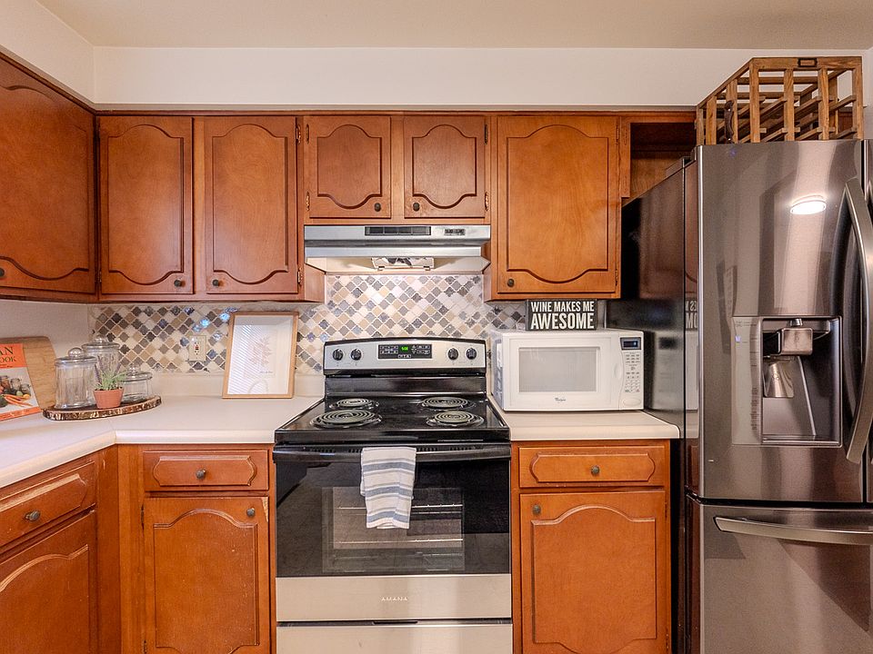 FURNISHED: Kitchen