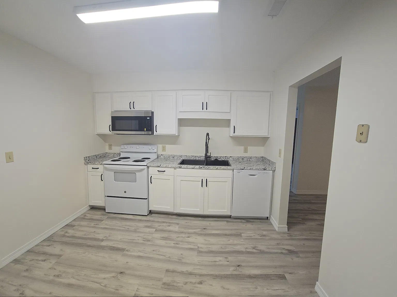 2 bed, 845 sqft, $1,350 — Photo 2