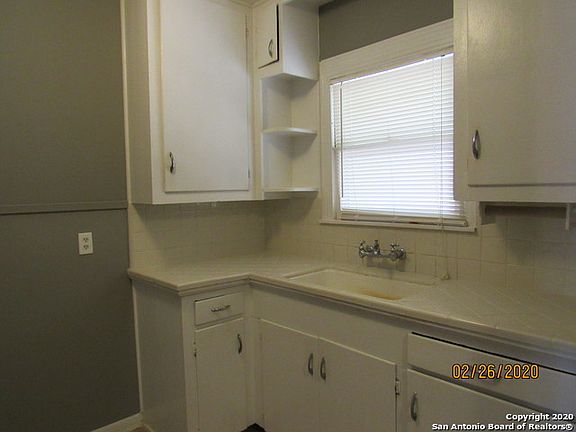 3rd image of 818 W Russell Pl APT 2
