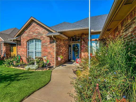 2nd image of 409 N Chisholm Trail Way