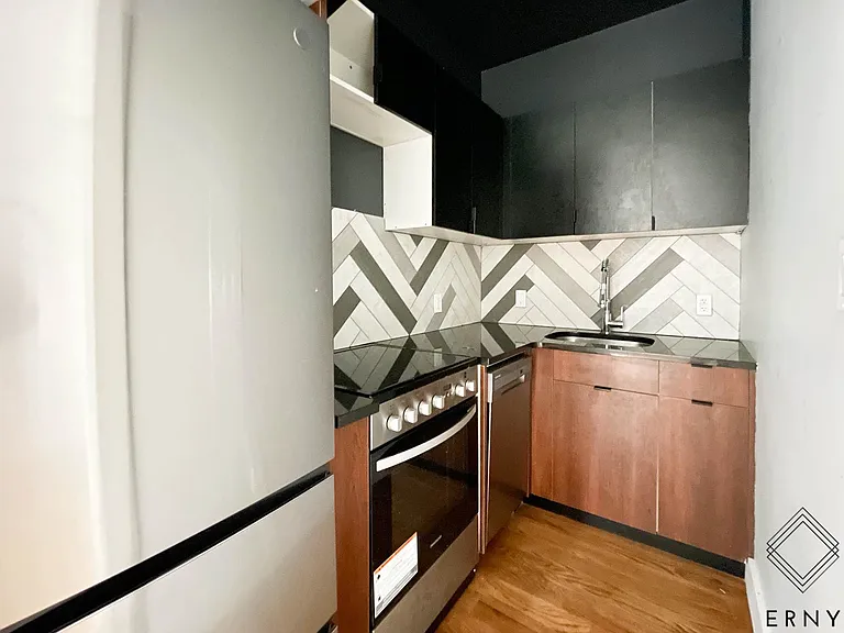 1354 Jefferson Ave #5R — Photo 3