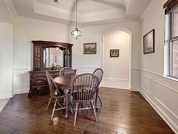 4th image of 415 Breezeway Ct