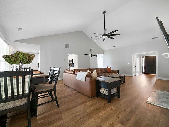 5th image of 2010 Laird Rd