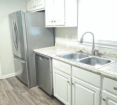 5th image of 223 Wakefield Trce