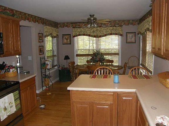 3rd image of 108 Frank St