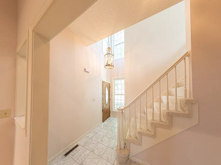 618 Chaucer Ln — Photo 4