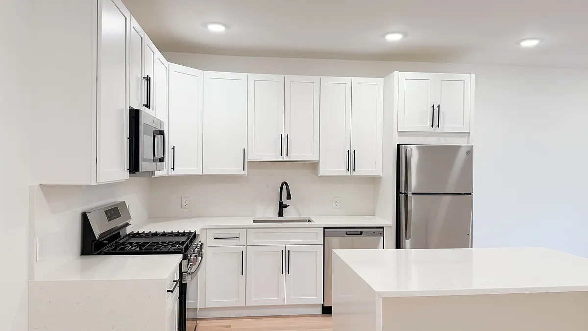 Building Photo - 323 Union Blvd #2D