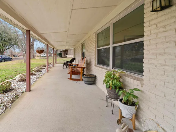 221 Nuss Dr, Mineola, TX 75773