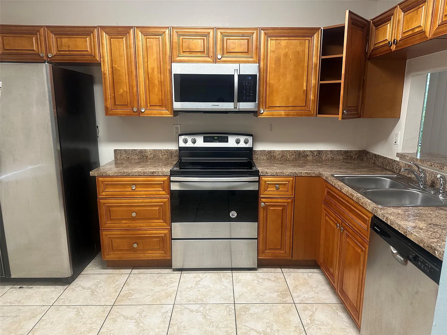 3 bed, 2.0 bath, 1080 sqft, $2,400 — Photo 3