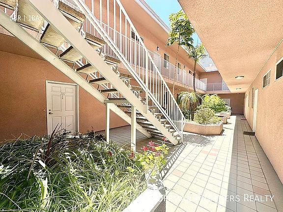2nd image of 1221 Seward St APT 108