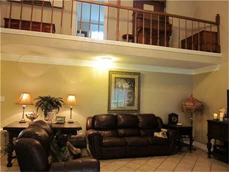 Features 17' cielings!