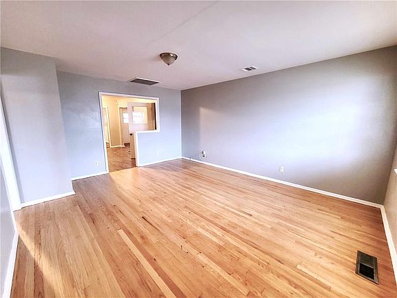 2nd image of 122 Dianna Dr