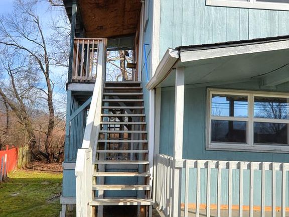 3rd image of 132 Robinson St #132