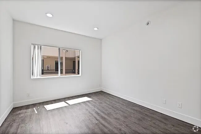 165 N Hoover St — Photo 103