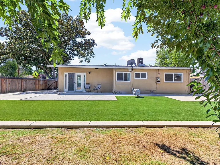 2203 Del Rio Dr — Photo 32