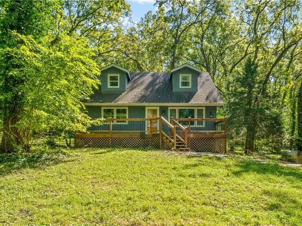 5903 NW Walnut Creek Dr, Parkville, MO 64152