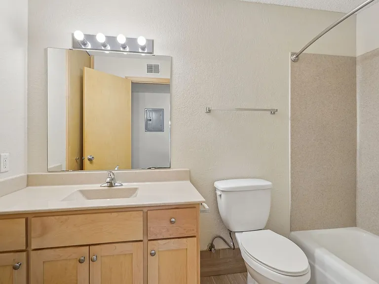 Larpenteur Estates Apartments — Photo 6