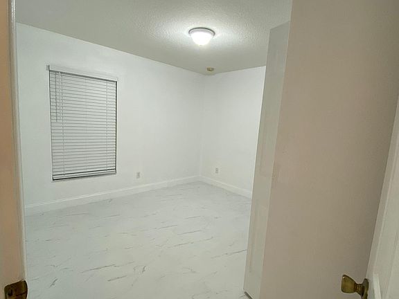 4th image of 1910 SE Floresta Dr