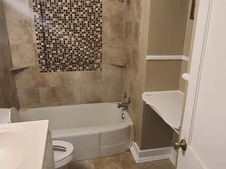 327 Decelle St #B — Photo 21