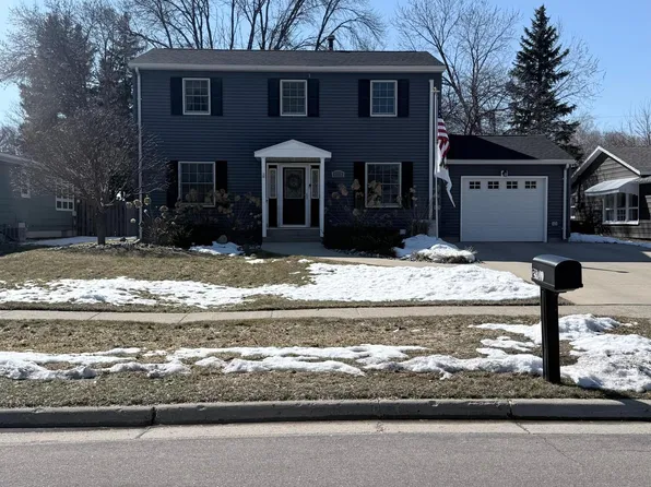 2913 11th St S, Fargo, ND 58103