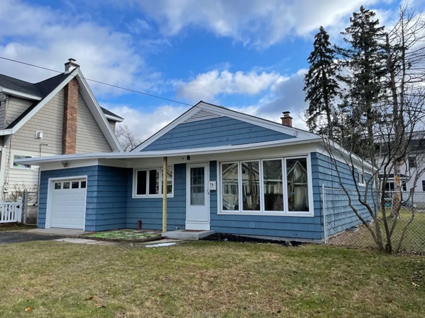 Single Family House 3 bed 1 bath House with garage! — Photo 1
