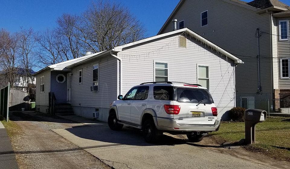 1st image of 427 E 5th St