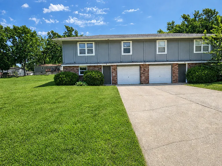 403 NE Westwind Dr #B — Photo 1