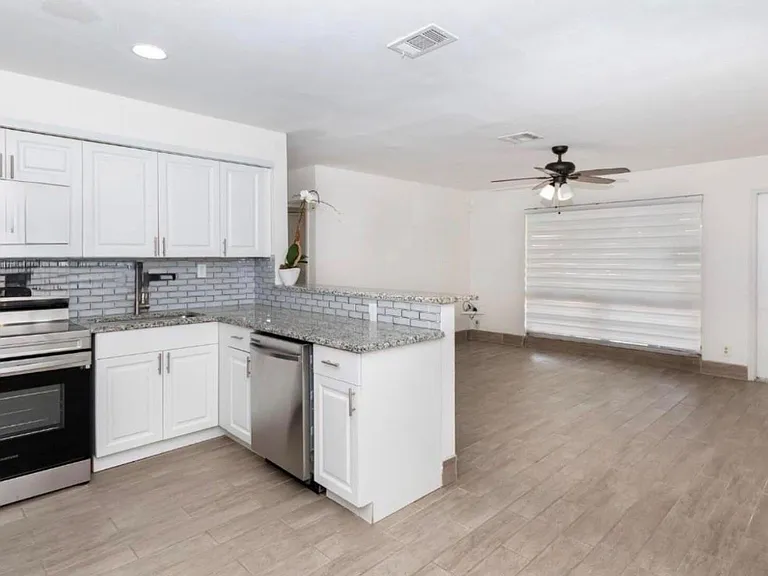 1398 SW 47th Ter — Photo 4