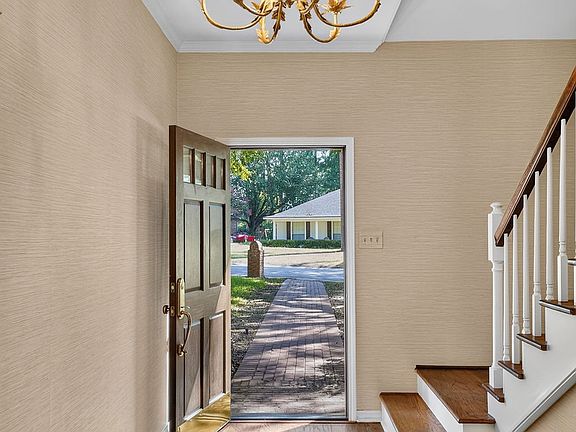 2nd image of 10130 Thornwood Dr